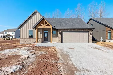 374 Farmhouse Ln, Combined Locks, WI 54113