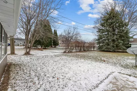 Exterior - 1901 N Alexander St, Appleton, WI 54914 photo 2 of 4
