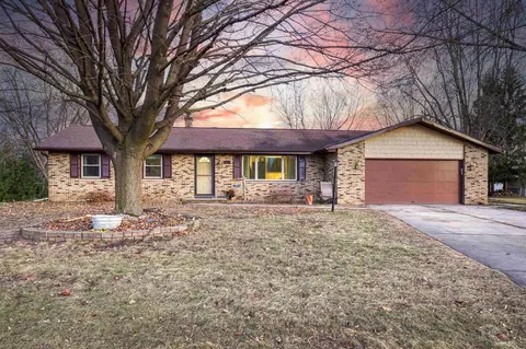 2865 Shade Tree Ct, Green Bay, WI 54313