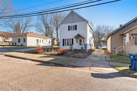 18 N Clinton Ave, Clintonville, WI 54929