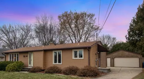 920 Grove St, Menasha, WI 54952
