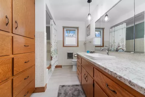 Bath - 660 Edgewood Dr, Appleton, WI 54913 photo 3 of 3