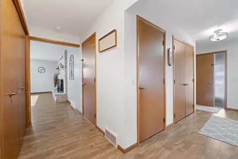 Entry Way - 660 Edgewood Dr, Appleton, WI 54913 photo 2 of 3