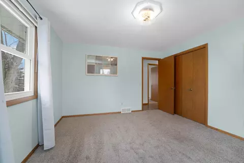 Bedroom - 660 Edgewood Dr, Appleton, WI 54913 photo 2 of 9