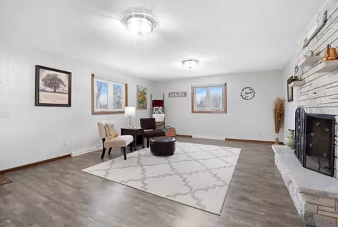 Living - 660 Edgewood Dr, Appleton, WI 54913 photo 3 of 5