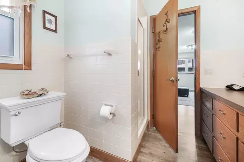 Bath - 660 Edgewood Dr, Appleton, WI 54913 photo 2 of 3