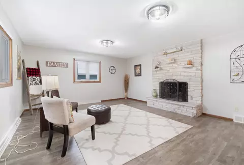 Living - 660 Edgewood Dr, Appleton, WI 54913 photo 4 of 5