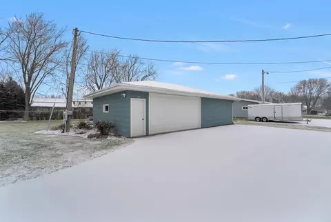 Exterior - 660 Edgewood Dr, Appleton, WI 54913 photo 2 of 9