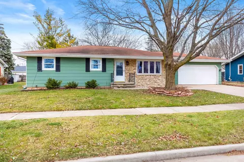 2600 S Berry Dr, Appleton, WI 54915