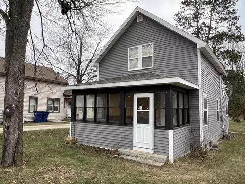 255 S Main St, Iola, WI 54945