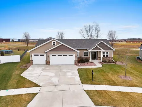 2133 Fox Point Cir, De Pere, WI 54115