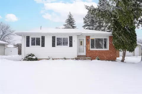 1074 Oxford Ct, Neenah, WI 54956