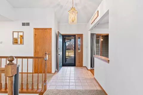 Entry Way - 12 Springbrook Cercle Dr, Appleton, WI 54914 photo 1 of 5
