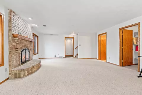 Living - 12 Springbrook Cercle Dr, Appleton, WI 54914 photo 4 of 6