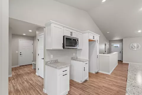 542 Emerald Isle Ct, Wrightstown, WI 54180 photo 9