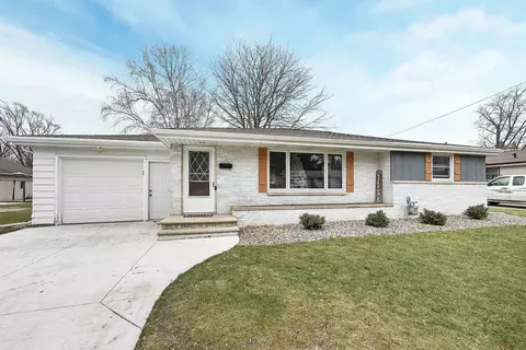 1242 Loch Dr, Green Bay, WI 54304