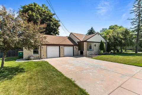 1140 Hickory Hill Dr, Green Bay, WI 54304
