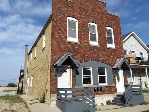 113 S Main St, Juneau, WI 53039