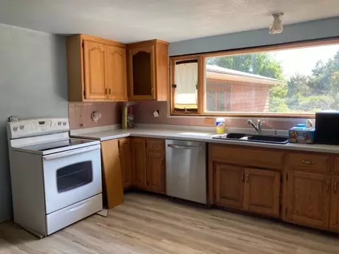 1121 Park St, Gresham, WI 54128 photo 4