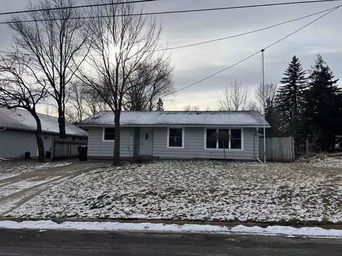 531 North St, Waupaca, WI 54981