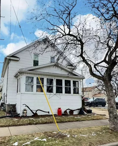 951 W 8th Ave, Oshkosh, WI 54902