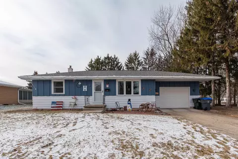1503 Oshkosh St, New London, WI 54961
