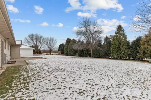 Exterior - 4417 N Clayhill Dr, Appleton, WI 54913 photo 5 of 7