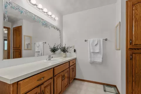 Bath - 4417 N Clayhill Dr, Appleton, WI 54913 photo 5 of 7