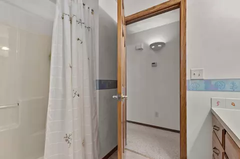 Bath - 4417 N Clayhill Dr, Appleton, WI 54913 photo 2 of 7