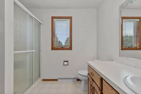 Bath - 4417 N Clayhill Dr, Appleton, WI 54913 photo 4 of 7