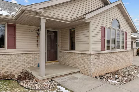 Exterior - 4417 N Clayhill Dr, Appleton, WI 54913 photo 4 of 7