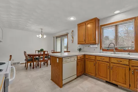 Kitchen - 4417 N Clayhill Dr, Appleton, WI 54913 photo 3 of 4
