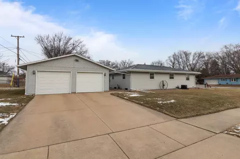 1147 Meadow Ln, Neenah, WI 54956