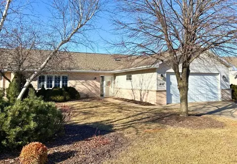 1637 Twin Lakes Cir, Green Bay, WI 54311