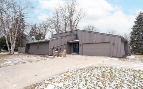 2009 S Berry Dr, Appleton, WI 54915
