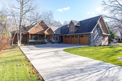 1530 Country Meadow Ct, Oshkosh, WI 54904