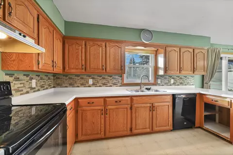 Kitchen - 1531 E Pershing St, Appleton, WI 54911 photo 4 of 5