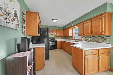 Kitchen - 1531 E Pershing St, Appleton, WI 54911 photo 2 of 5