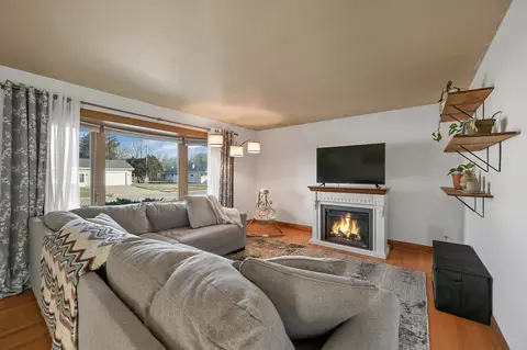Living - 1531 E Pershing St, Appleton, WI 54911 photo 1 of 2