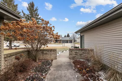 2405 W Roselawn Dr, Appleton, WI 54914 photo 4