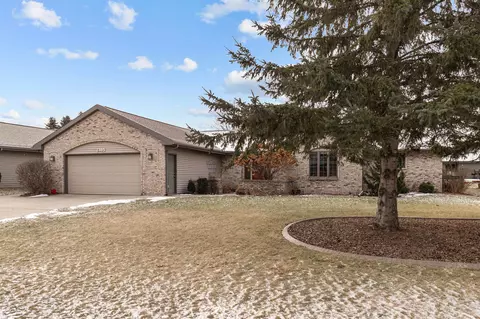 2405 W Roselawn Dr, Appleton, WI 54914 photo 2