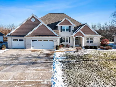 2075 Swanstone Cir, De Pere, WI 54115