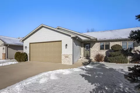 1355 Hedgerow Dr, Neenah, WI 54956