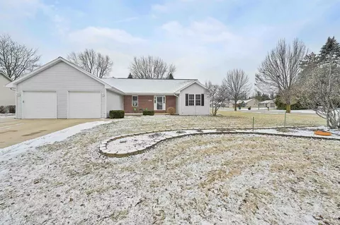 2855 Weeping Willow Dr, Green Bay, WI 54313