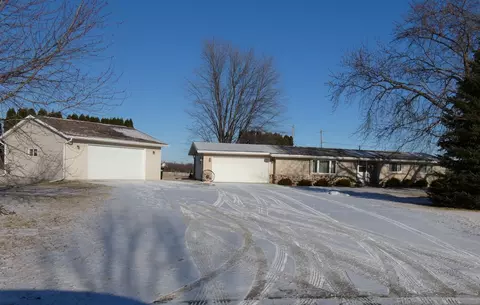 3760 Parkview Ct, Oshkosh, WI 54901