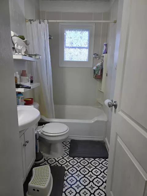 Bath - 1042 W Kamps Ave, Appleton, WI 54914 photo 1 of 1