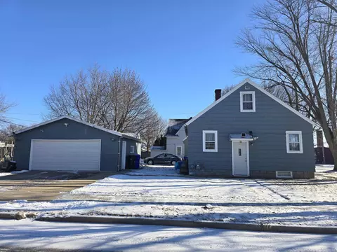 Exterior - 1042 W Kamps Ave, Appleton, WI 54914 photo 2 of 4