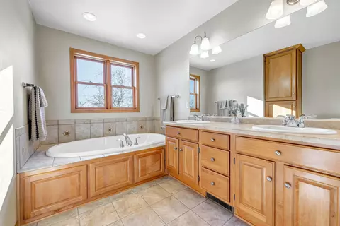 Bath - 4317 E Appleseed Dr, Appleton, WI 54913 photo 3 of 4