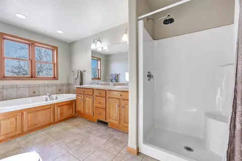 Bath - 4317 E Appleseed Dr, Appleton, WI 54913 photo 2 of 4