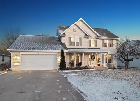 555 Fair Winds Ln, Green Bay, WI 54311